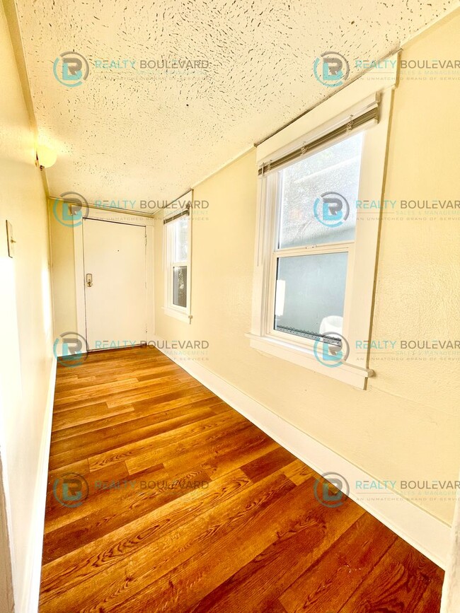Foto del edificio - Charming Cottage with Private Yards, Parki...
