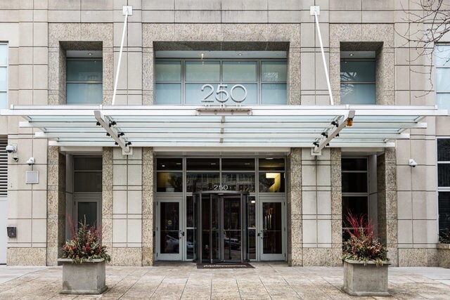 Foto principal - 250 E Pearson St