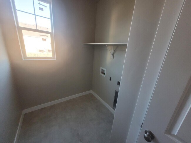 Building Photo - 889 Mills Ln