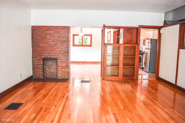 Building Photo - 3 br, 1 bath Apartment - Beacon Commons