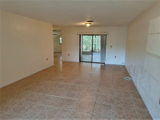 Foto del edificio - 2 Bedroom, 2 Bath , 2 Car Garage in Dunnel...