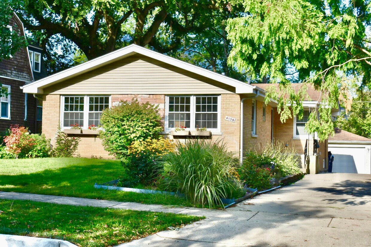 3 bedrooms, 2 bathrooms - 4138 Wolf Rd