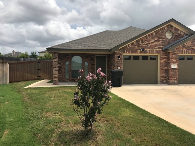 Building Photo - Beautiful 2 bed/2 bath near Clear Creek gate Available 8/13