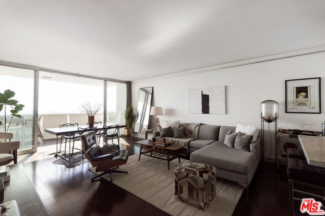 Foto del edificio - 8787 Shoreham Dr