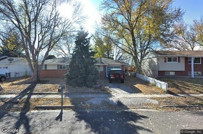 Foto del edificio - 5 Bedroom Home Near Mitchell High School