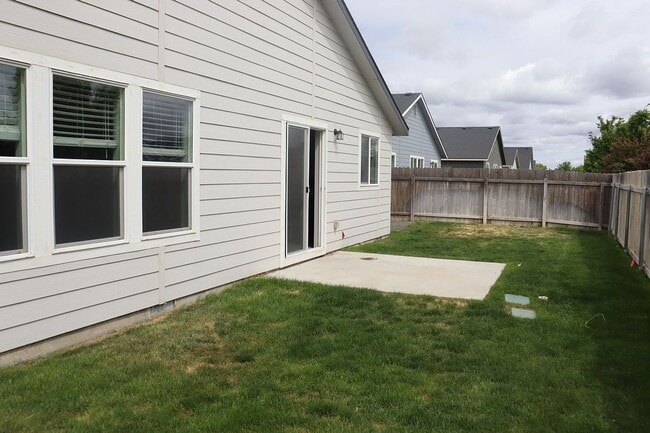 Building Photo - 17546 Mountain Springs Ave