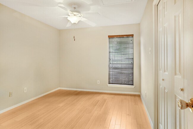 Foto del edificio - 3203 Silver Falls Dr