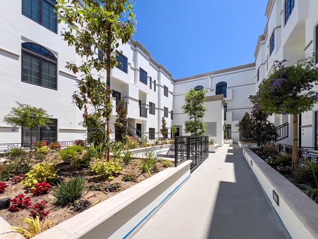 Building Photo - Modern & Luxurious 2BR Town-Home in Pasadena!