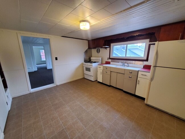 Foto del edificio - Large 2 Bedroom 2nd Floor Apartment Availa...