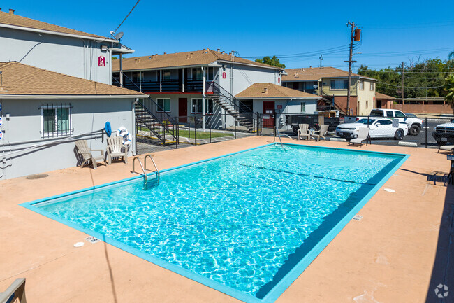 Pool - Country Club Apartments