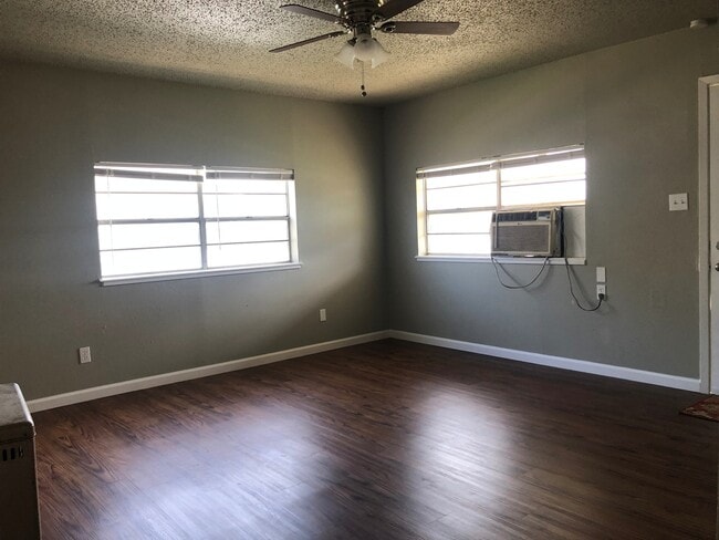 Building Photo - 109 N Uvalde Ave