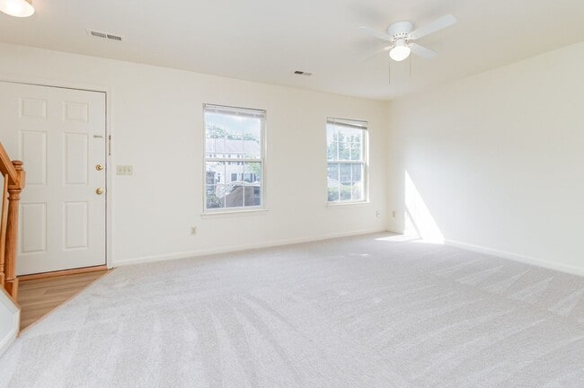 Building Photo - 3 Bedroom Townhome in Lee's Hill!