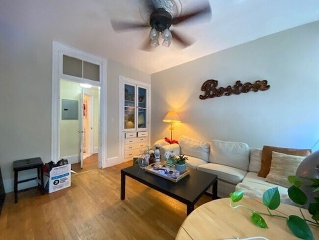 Foto del edificio - Spacious 4-Bed, 2-Bath on Calumet — Prime Mission Hill Location for Students