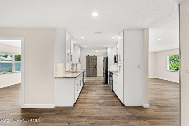 Building Photo - 215 S Robert Way