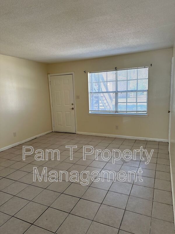 Building Photo - 3 Oak Forest Ln