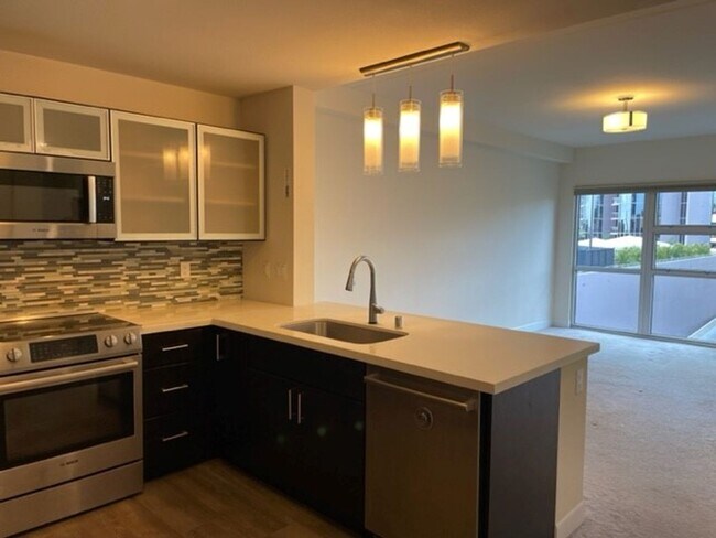 Building Photo - Kakaako 2-bedroom!