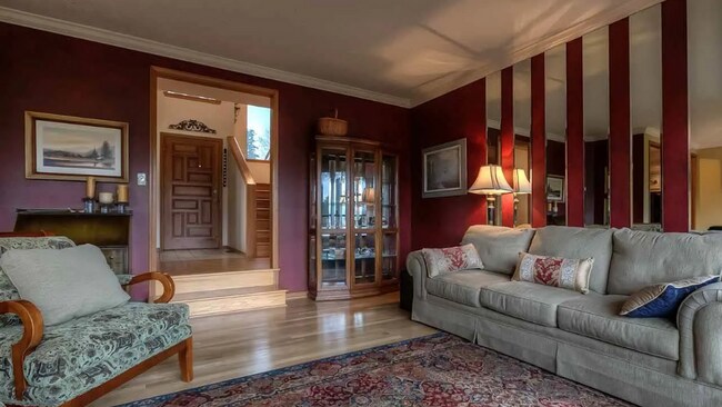 Foto del edificio - 4bd/3ba HUGE Home w/Hardwood Floors, Russian Fireplace, 2-Car Garage & Fenced Back Yard!