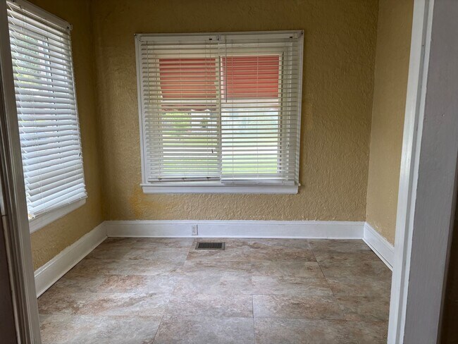 Foto del edificio - Charming Mediterranean Bungalow in the Heart of Historic DeLand