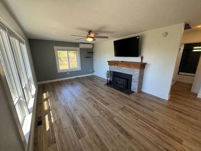 Building Photo - Charming Rural Retreat with Shop, Detached Office & Fenced Yard – Just Minutes from Town!