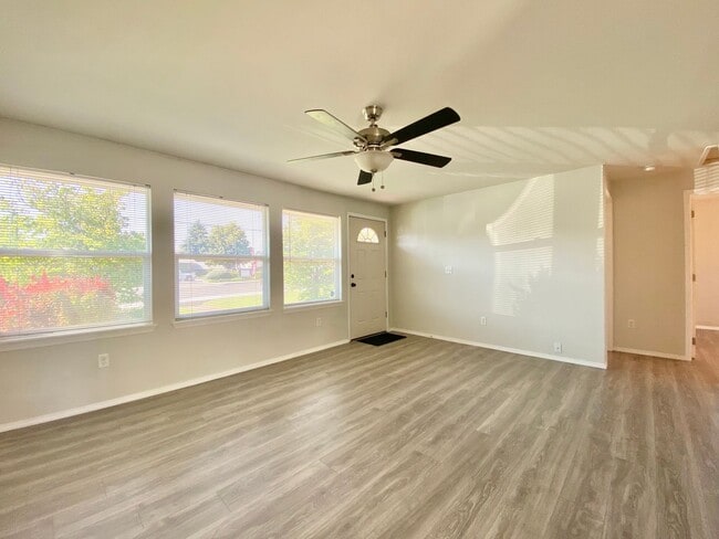 Building Photo - Updated Selah Home with Large Yard