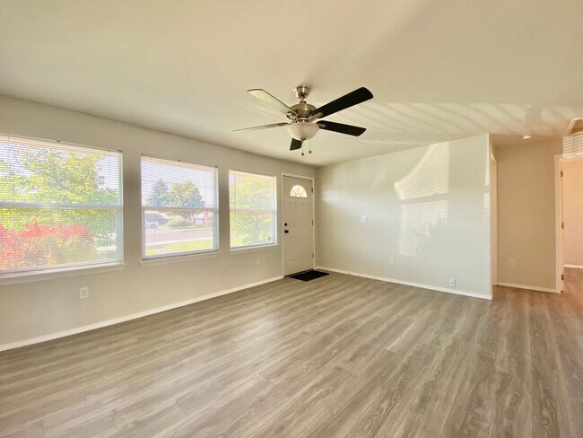 Foto del edificio - Updated Selah Home with Large Yard