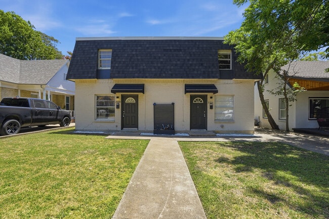 Building Photo - 3209 Rogers Ave