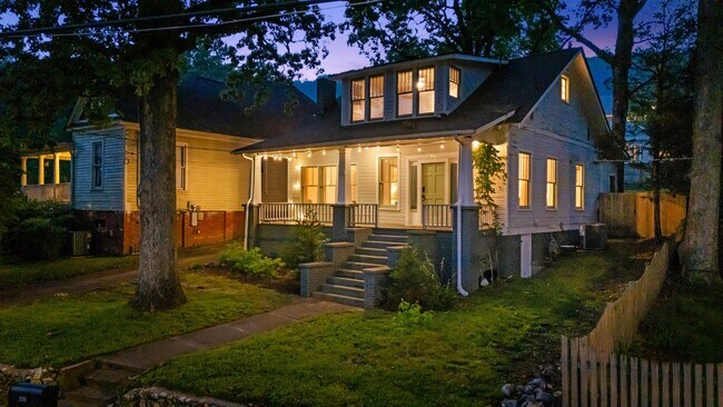 Foto del edificio - Charming 1920s Gem in the Heart of St. Elm...