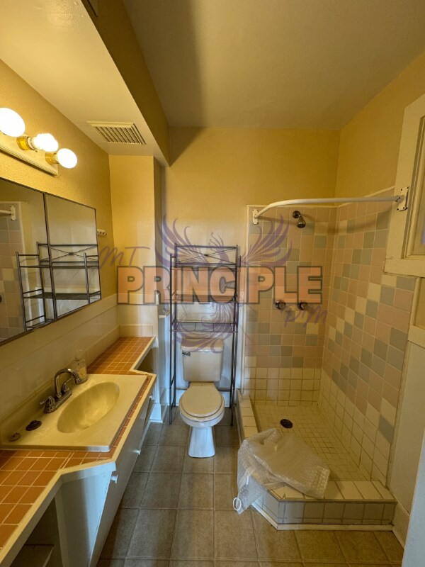 Foto del edificio - 214 E 3rd St