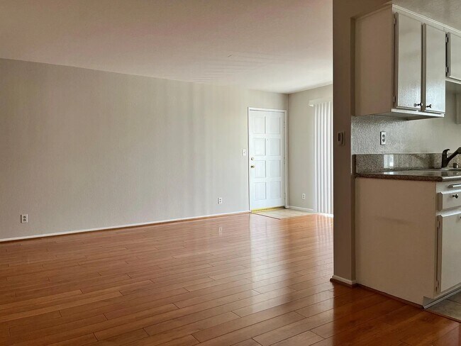 Foto del edificio - 700 E Cedar Ave