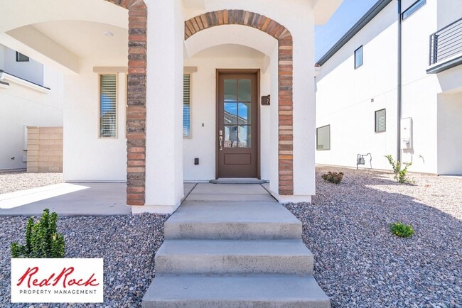 Building Photo - BEAUTIFUL HOME in Desert Color!