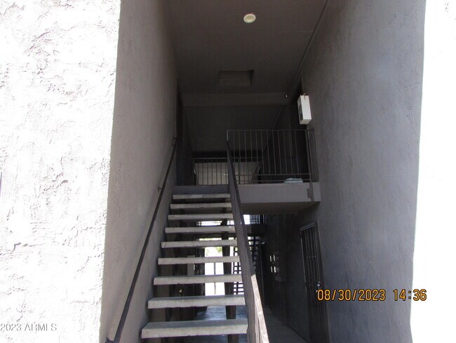 Building Photo - 424 W Brown Rd