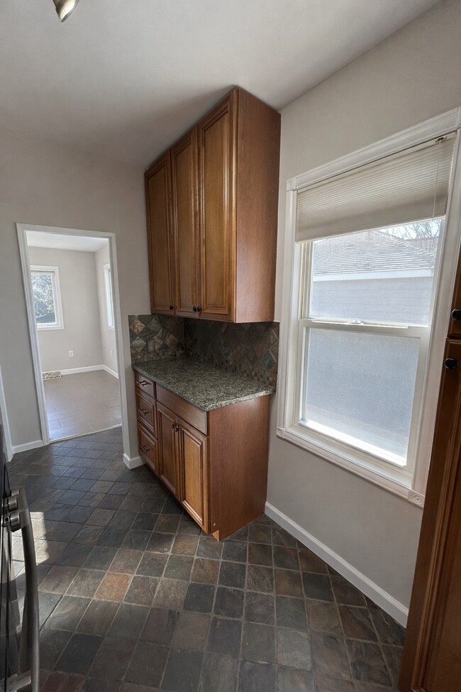 Building Photo - COMING SOON! - 2 BED 1 BATH Home!