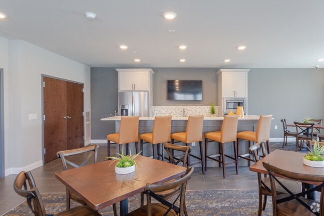 Interior Photo - One Glenn Place