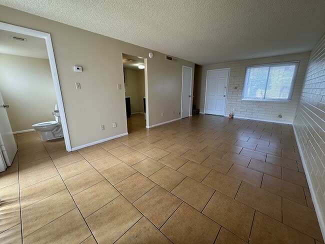 Building Photo - Holiday Gardens 2 Bedroom Townhome