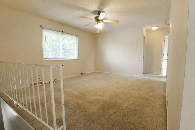 Building Photo - 3 bedroom and 2 bathroom home!