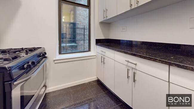 Building Photo - 106 E 81st St