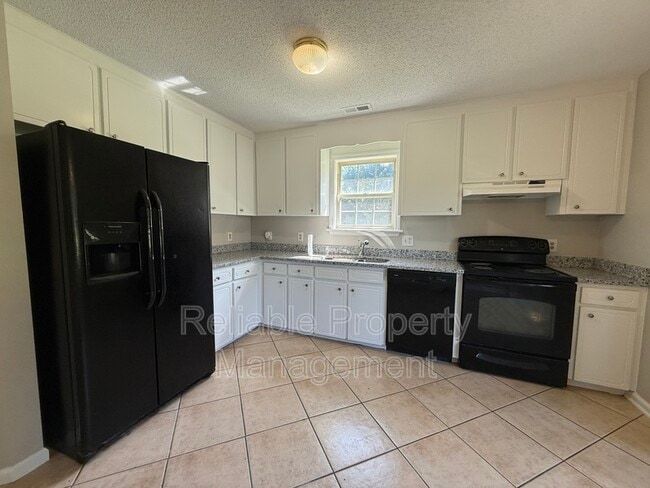 Building Photo - 284 Irvan St