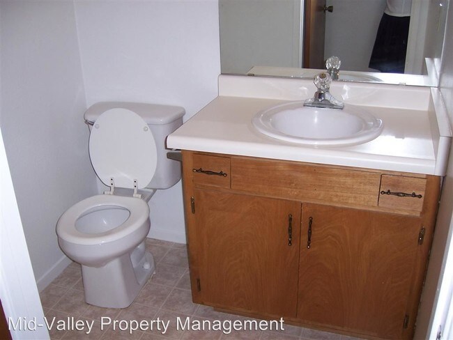 Building Photo - 511 N Quince Ave