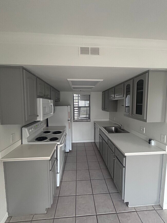 Foto del edificio - 43376 Cook St