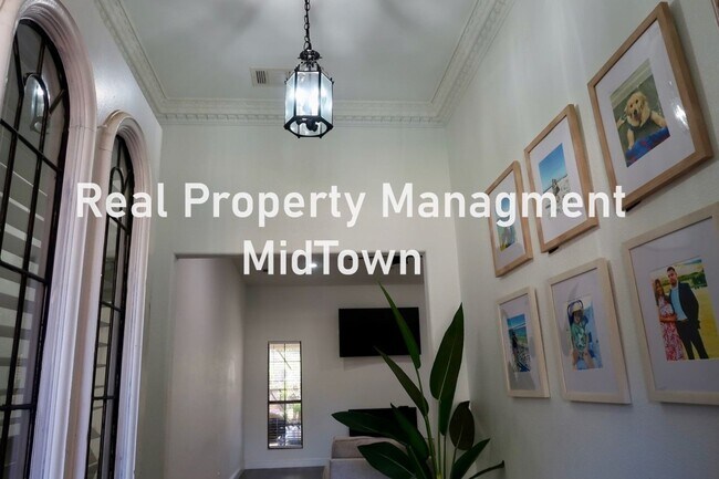 Building Photo - Charming Home Centrally Located in the DFW