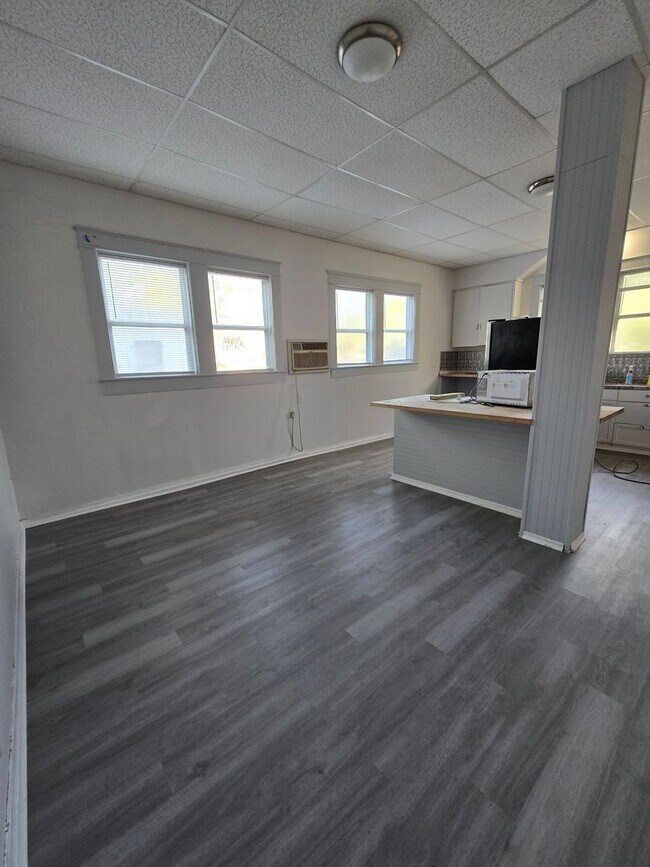 Building Photo - SPACIOUS 3 BEDROOM 1.5 BATHROOM APARTMENT ...