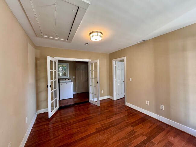 Foto del edificio - Short Term available! Adorable renovated cottage! Walk or bike to campus, anywhere downtown.