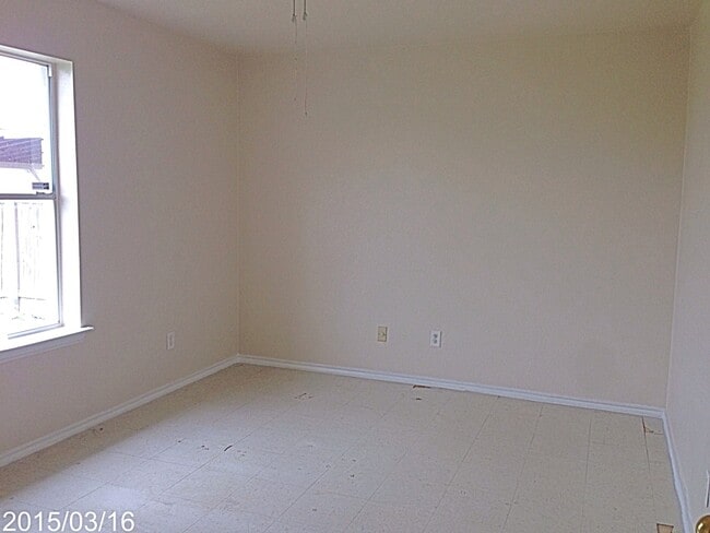 Building Photo - 3 Bdrm 1 Bath Home Available for Immediate...