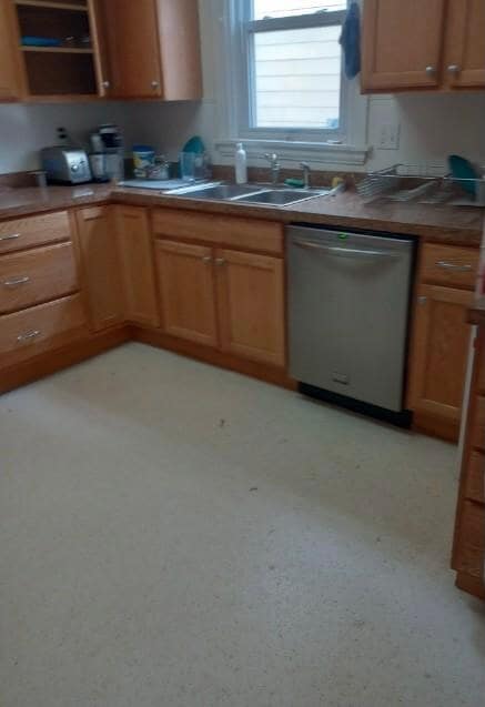 Dishwasher within large kitchen - 215 Giles St