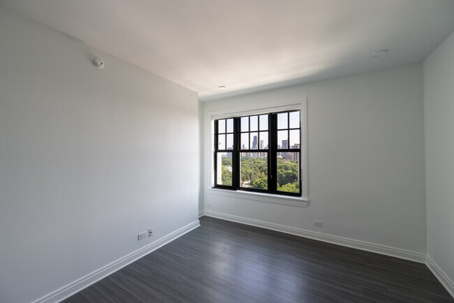 Building Photo - 2313 N Lincoln Park W