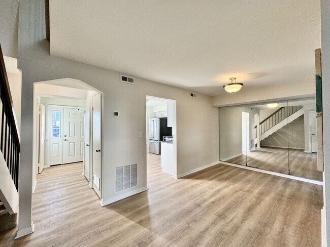 Foto del edificio - COMPLETELY UPGRADED & READY 01-12-24!! 3-B...