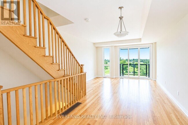 Photo du bâtiment - 1667 Bur Oak Ave