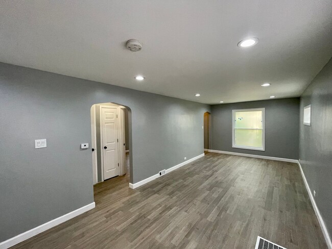 Building Photo - Newly Renovated 2-bed 2-bath - In Unit Lau...