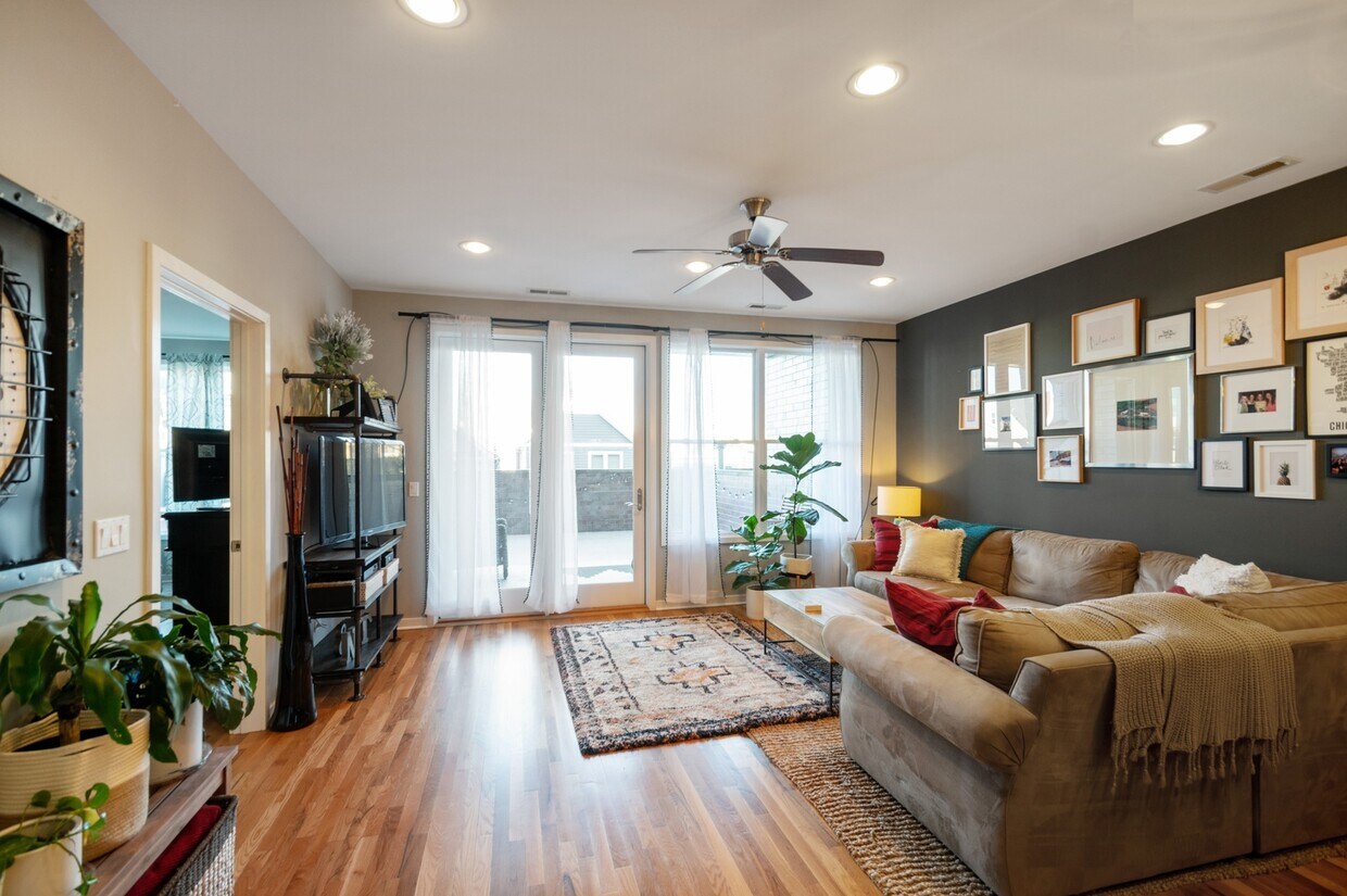 Foto principal - 1832 W Irving Park Rd