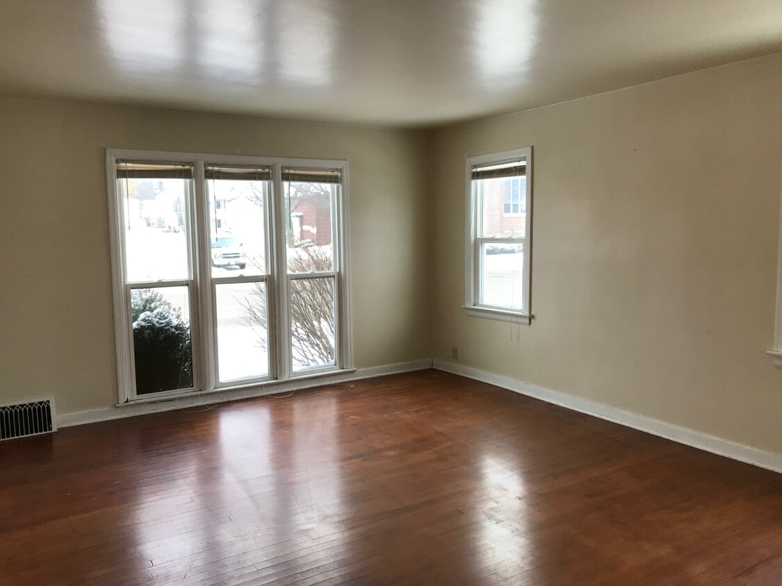 1424 Marshall St, Manitowoc, WI 54220 Apartments in Manitowoc, WI